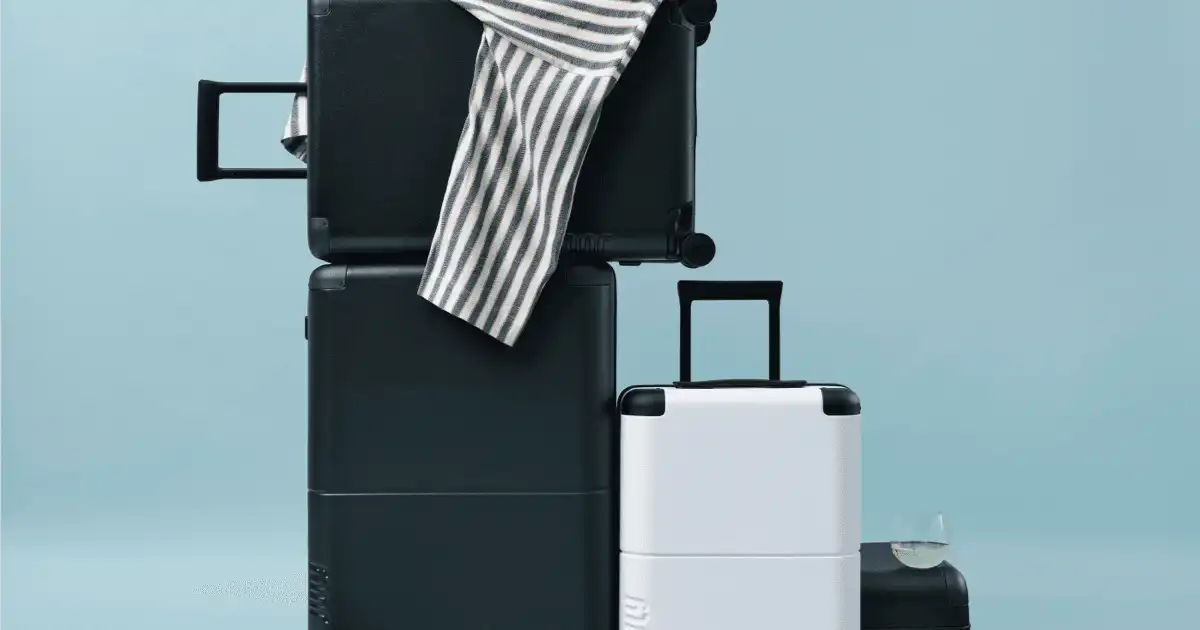 Béis The Large Check-In Spinner Luggage in Navy